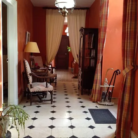 فندق مبيت وإفطار Logis De Guitres - Chambres D'hotes 4*