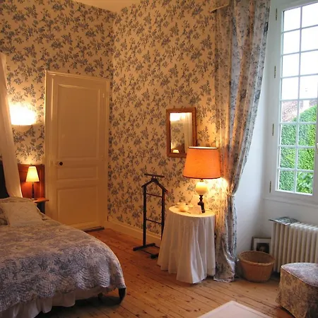 فندق مبيت وإفطار Logis De Guitres - Chambres D'hotes 4*