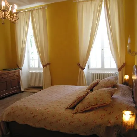 فندق مبيت وإفطار Logis De Guitres - Chambres D'hotes 4*