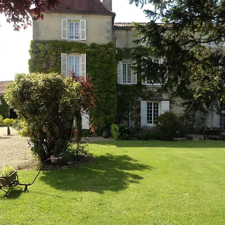 فندق مبيت وإفطار Logis De Guitres - Chambres D'hotes 4*
