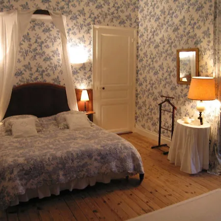 فندق مبيت وإفطار Logis De Guitres - Chambres D'hotes 4*